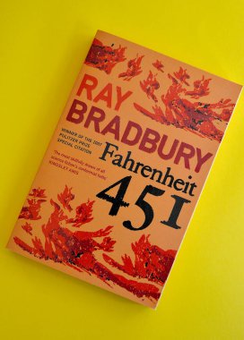 Sydney, Avustralya. Nisan 2025. Fahrenheit 451 'in kapağına yakın plan - Ray Bradbury' nin bir romanı. 
