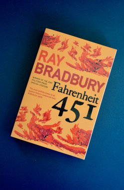 Sydney, Avustralya. Nisan 2025. Fahrenheit 451 'in kapağına yakın plan - Ray Bradbury' nin bir romanı. 