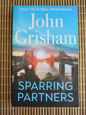 Sydney, Avustralya. Nisan 2025. John Grisham 'ın bir romanı olan Antrenman Ortakları' nın kitap kapağının yakın çekimi.. 