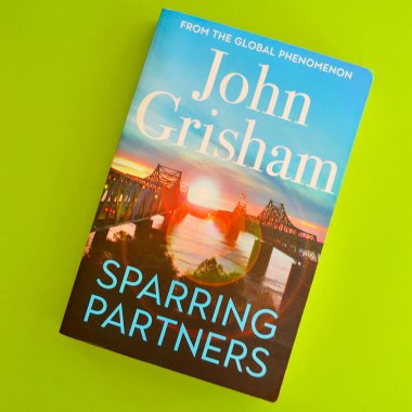 Sydney, Avustralya. Nisan 2025. John Grisham 'ın bir romanı olan Antrenman Ortakları' nın kitap kapağının yakın çekimi.. 