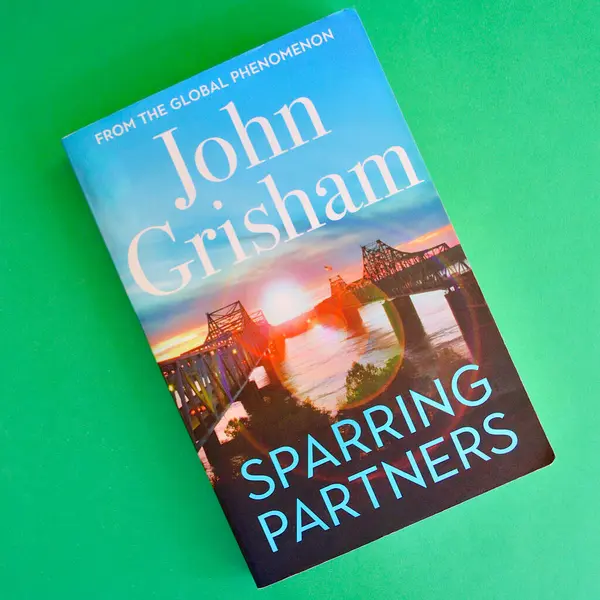 Sydney, Avustralya. Nisan 2025. John Grisham 'ın bir romanı olan Antrenman Ortakları' nın kitap kapağının yakın çekimi.. 