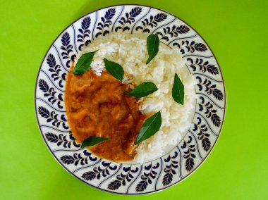 Yasemin pilavlı biftek ve köri yapraklı garnitür..