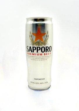 Sydney, Avustralya. Nisan 2025. Beyaz arka planda izole edilmiş bir kutu Sapporo kaliteli bira.. 