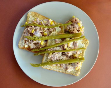 Ton balıklı mısır ve mayonezli tost ve kuşkonmaz mızraklı.. 