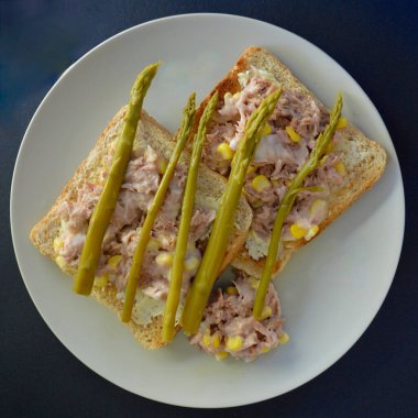 Ton balıklı mısır ve mayonezli tost ve kuşkonmaz mızraklı.. 