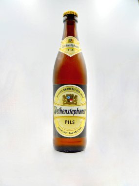 Sydney, Avustralya. Nisan 2025. Bir şişe Weihenstephaner 'a yakın plan beyaz arka planda izole edilmiş bira.. 