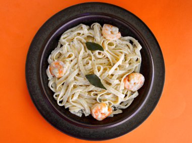 Tabakta sarımsaklı karides fettucini.. 