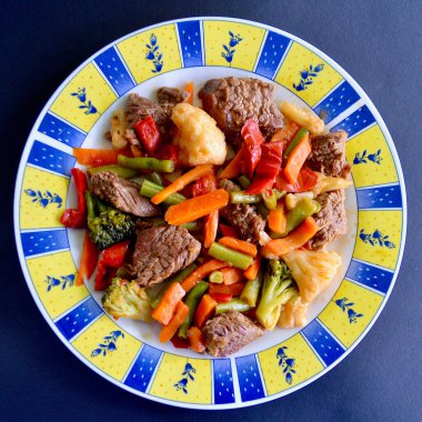 Bahçe sebzeli sığır bifteği ve tatlı ve ekşi kızartma.. 