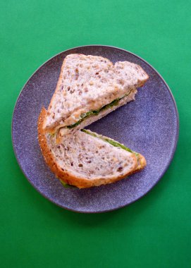 Çoklu tahıllı ekmekle yapılmış yumurta ve marullu sandviç..