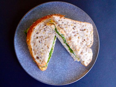 Çoklu tahıllı ekmekle yapılmış yumurta ve marullu sandviç..