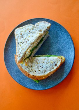 Çoklu tahıllı ekmekle yapılmış yumurta ve marullu sandviç..