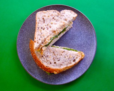 Çoklu tahıllı ekmekle yapılmış yumurta ve marullu sandviç..