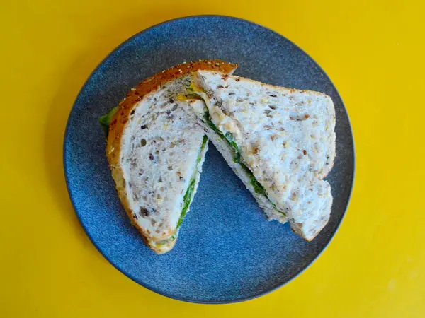 Çoklu tahıllı ekmekle yapılmış yumurta ve marullu sandviç..