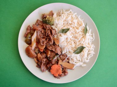 Biftek ve fasulye soslu yasemin pilavı..