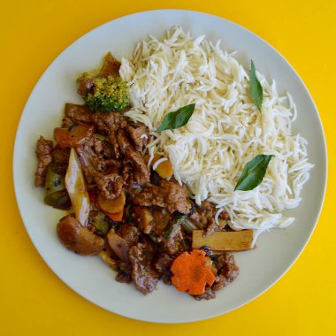 Biftek ve fasulye soslu yasemin pilavı..