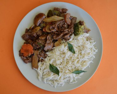 Biftek ve fasulye soslu yasemin pilavı..