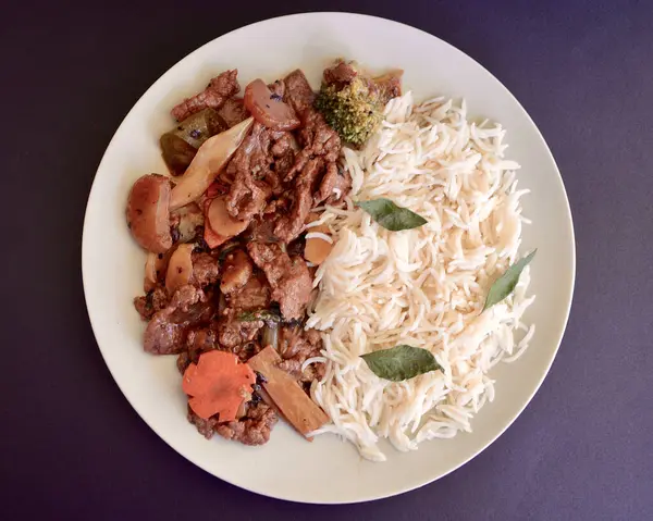 Biftek ve fasulye soslu yasemin pilavı..