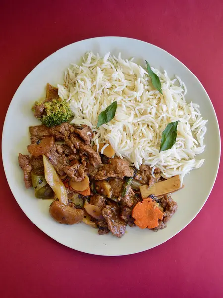 Biftek ve fasulye soslu yasemin pilavı..