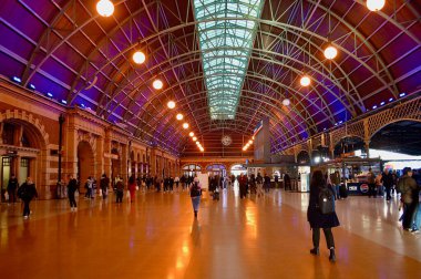 Sydney, Avustralya. Haziran 2025. Sidney, Avustralya 'daki Merkez Tren İstasyonu' ndaki insanların manzarası. 