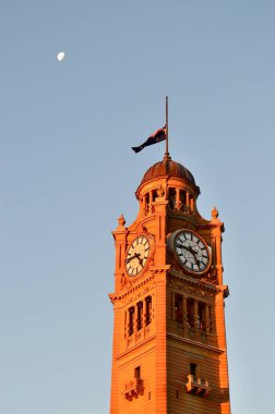 Öğleden sonra Sydney 'deki Merkez Tren İstasyonu' ndaki saat kulesinin manzarası..