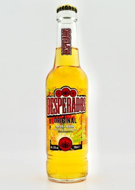 Sydney, Avustralya. Haziran 2025. Desperados birasının beyaz arka planda izole edilmiş yakın çekimi..