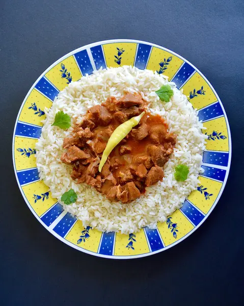 Tabakta tahıllı pirinçli sığır kebabı..