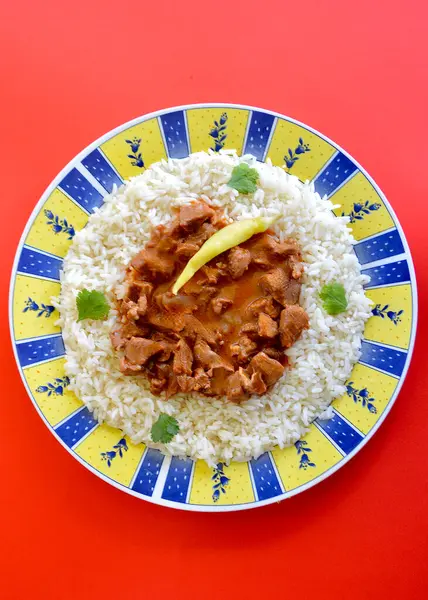 Tabakta tahıllı pirinçli sığır kebabı..