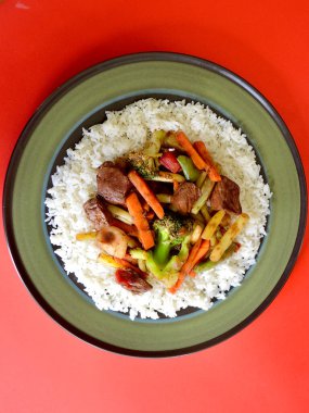 Biftek ve sebze kızartması, yasemin, pirinç, soya ve bal sosu..