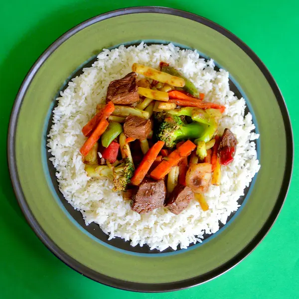 Biftek ve sebze kızartması, yasemin, pirinç, soya ve bal sosu..