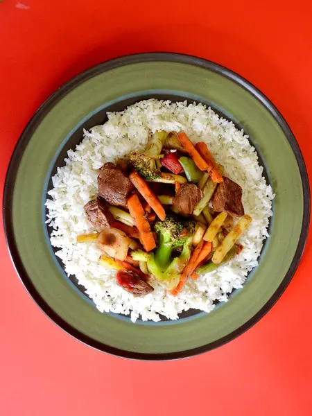 Biftek ve sebze kızartması, yasemin, pirinç, soya ve bal sosu..