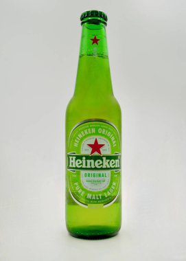 Sydney, Avustralya. Temmuz 2025. Beyaz arka planda izole edilmiş bir şişe Heineken birası.. 