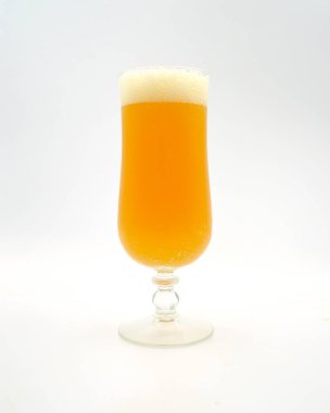 Beyaz bir arka planda izole edilmiş soluk bir bira bardağı..