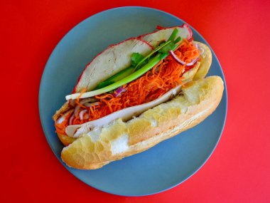 Vietnam usulü, tabakta salata ve domuz dürümü.. 