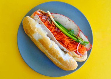 Vietnam usulü, tabakta salata ve domuz dürümü.. 