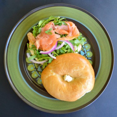 Bir tabakta füme somon, roket ve İspanyol o9nionu..