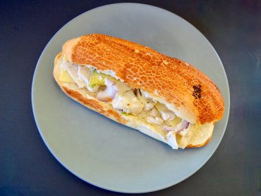 Tavuk, peynir ve avokado soğan ve mayonezli kaplan rulosu.. 