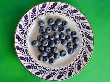 Tabaktaki yaban mersini manzarası.