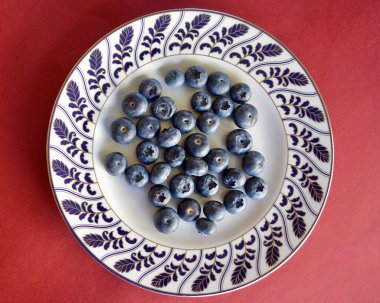 Tabaktaki yaban mersini manzarası.