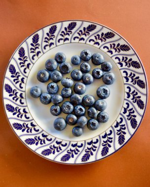 Tabaktaki yaban mersini manzarası.