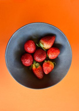 Masadaki kasede nefis çilekler.