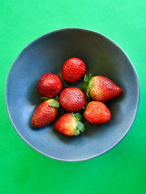 Masadaki kasede nefis çilekler.