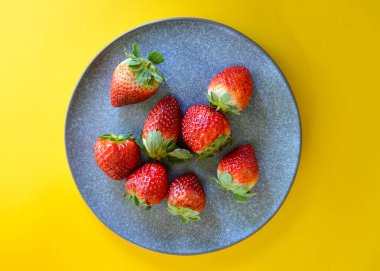 Çilek tabakta, yakın plan görünüm