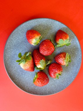 Beyaz bir plaka üzerinde kırmızı çilek