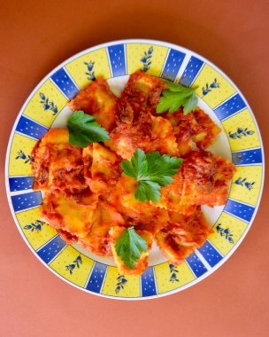 Tabakta ragu soslu etli ravioli..