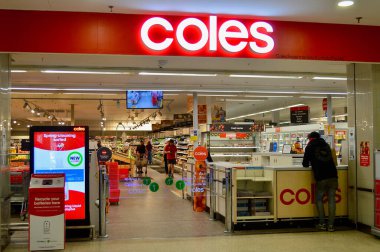 Lithgow, Avustralya. Ağustos 2025. Lithgow, New South Wales 'deki Coles süpermarketinin manzarası. 