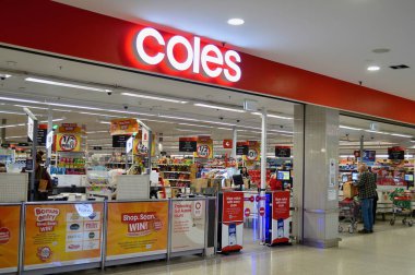 Lithgow, Avustralya. Ağustos 2025. Lithgow, New South Wales 'deki Coles süpermarketinin manzarası. 