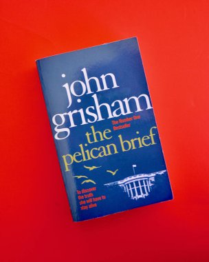 Sydney, Avustralya. Ağustos 2025. John Grisham 'ın bir romanı olan The Pelikan Brief' in kapağına yakın plan..