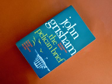 Sydney, Avustralya. Ağustos 2025. John Grisham 'ın bir romanı olan The Pelikan Brief' in kapağına yakın plan..