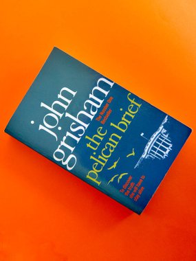 Sydney, Avustralya. Ağustos 2025. John Grisham 'ın bir romanı olan The Pelikan Brief' in kapağına yakın plan..