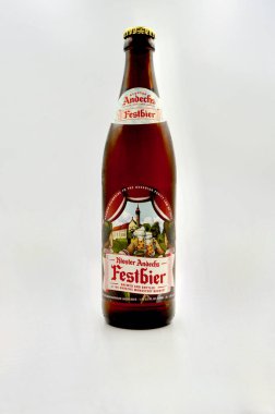 Sydney, Avustralya, Ekim 2025. Beyaz bir arka planda izole edilmiş bir şişe Kloster Andechs Festbier.. 
